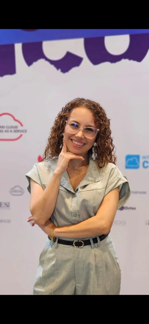 Wendy, especialista en estrategia de marketing y desarrollo comercial